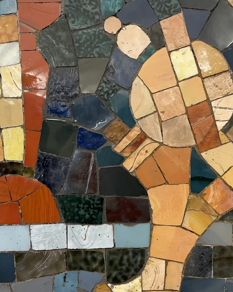 Detalle de un mosaico con teselas irregulares de cerámica y mármol donde se aprecian las juntas y la dirección de las filas